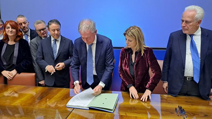 La firma dell'accordo al ministero
