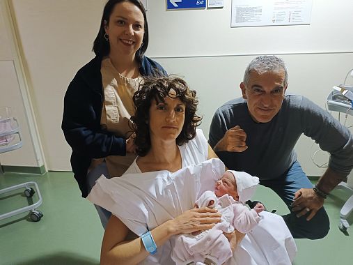 La piccola Noa con mamma e papà