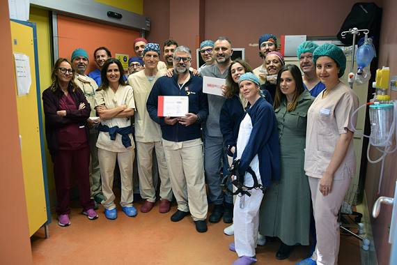 Il professor Mandal&agrave;, al centro, con la sua &eacute;quipe