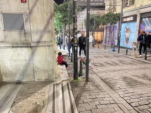 Accattonaggio vicino alla Torre di Galata - foto Blue Lama